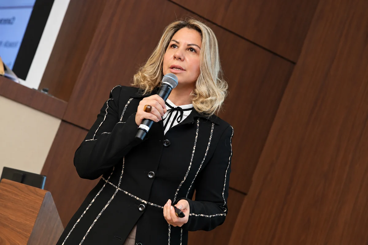 Maria Belo Fuzetti durante uma palestra
